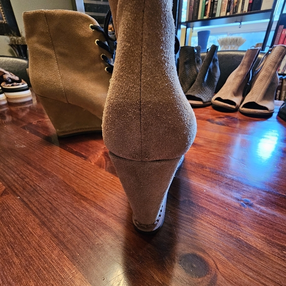 Kate Spade camel colour suede wedge boots. Size 9 - Picture 4 of 7